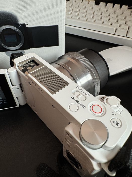 Бездзеркальна камера Sony ZV-E10
