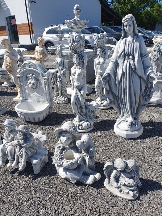 Figurki, fontanny, donice ogrodowe, ławki i stół betonowy