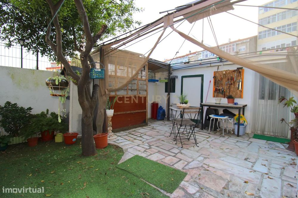Apartamento T3 com Quintal em Amora