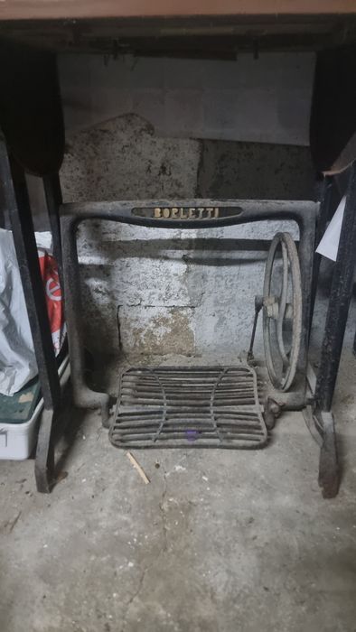 Mesa de máquina de costura antiga