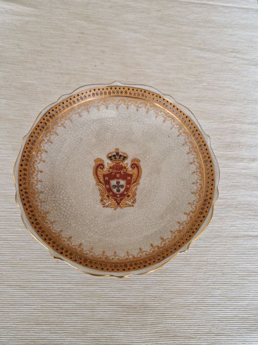 Prato decorativo. Com  brasão.