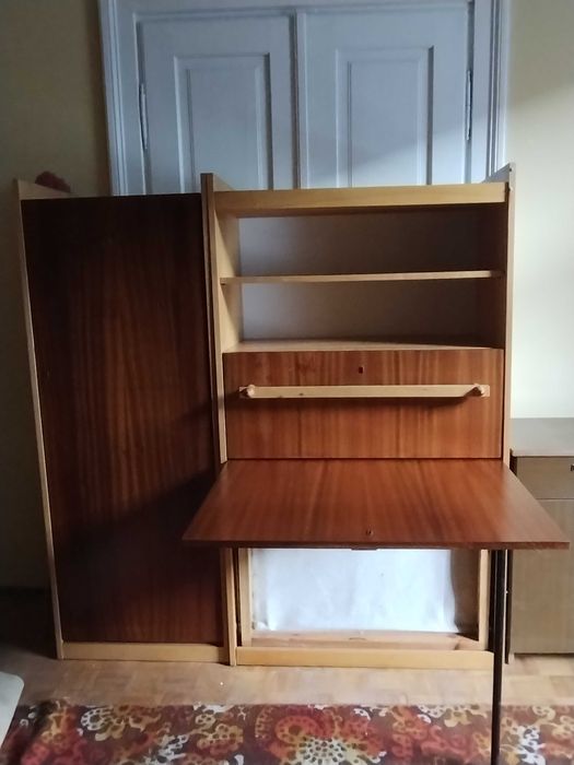 Półkotapczan z szafa i pojemnikiem na pościel