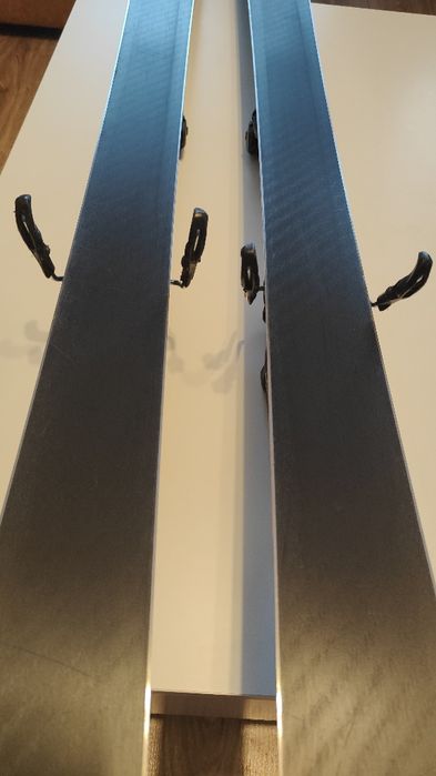 Narty, buty narciarskie, kijki