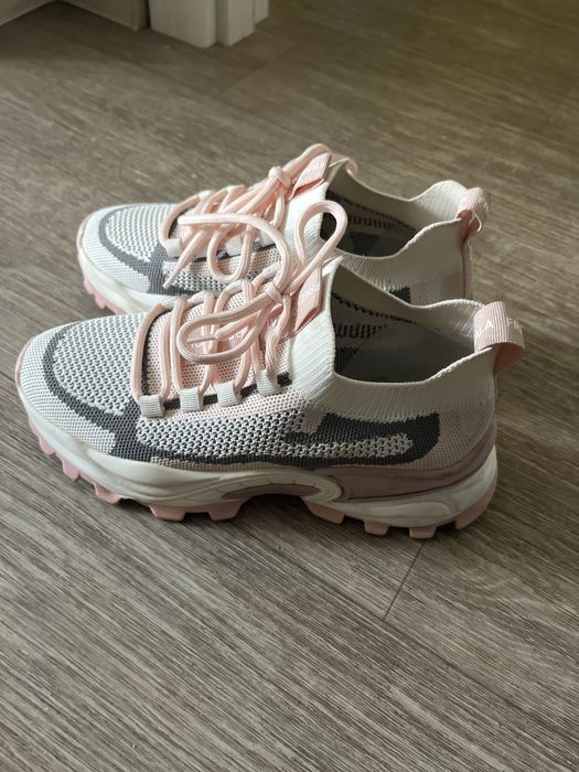 Кросівки жіночі