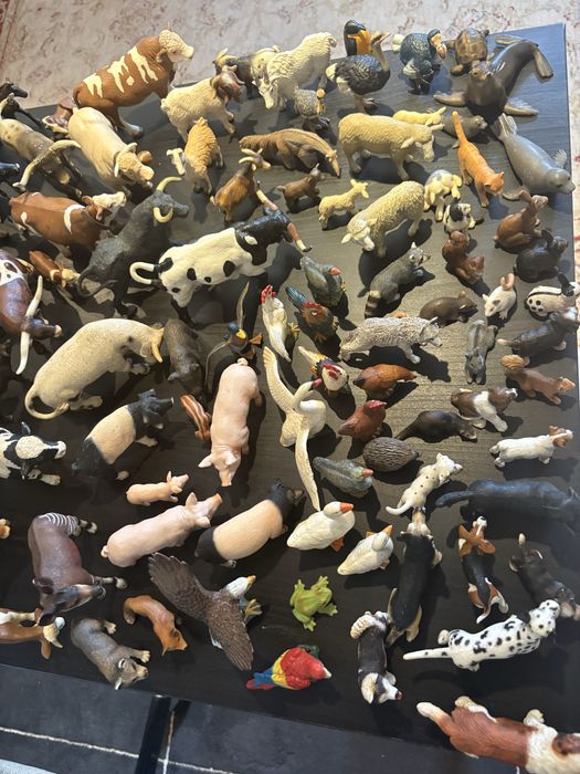 140 figuras com originais Schleich, animais da quinta.