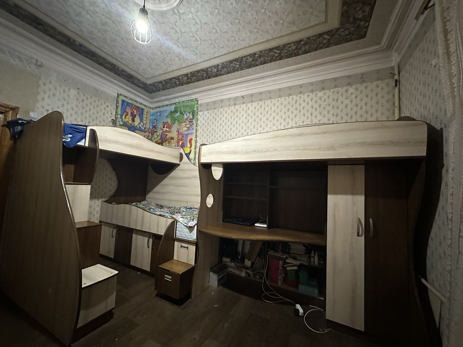 Двухярусные кровати со столом и шкафом