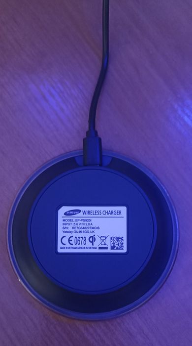 Безпроводне зарядне.