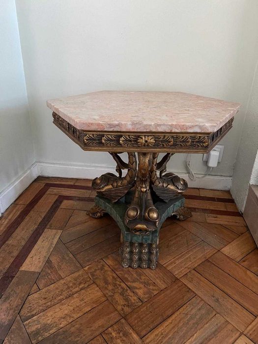 Mesinha de sala com tampo de mármore