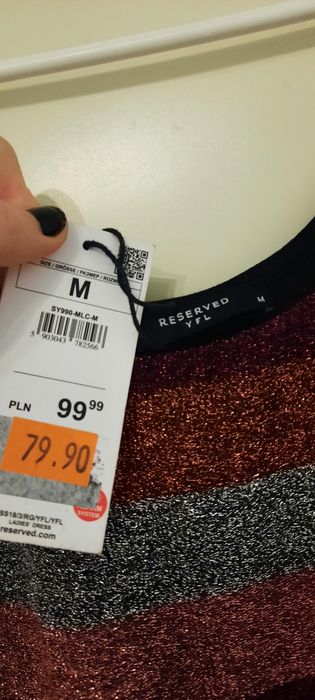 Sukienka z błyszczącego materiału
