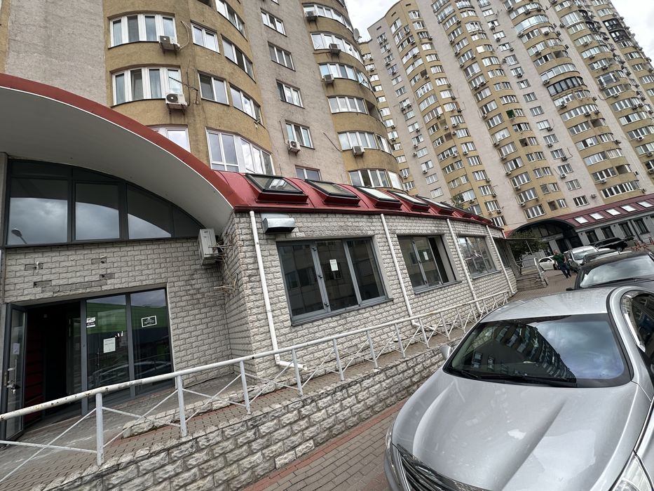 Дніпровська Набережна 19