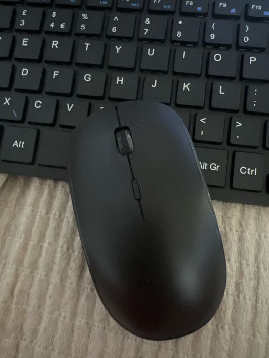 Беспроводная  клавиатура и мышь