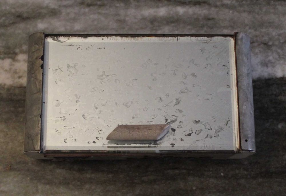 Caixa de tabaco de madeira com aplicações em prateado e madrepérola.