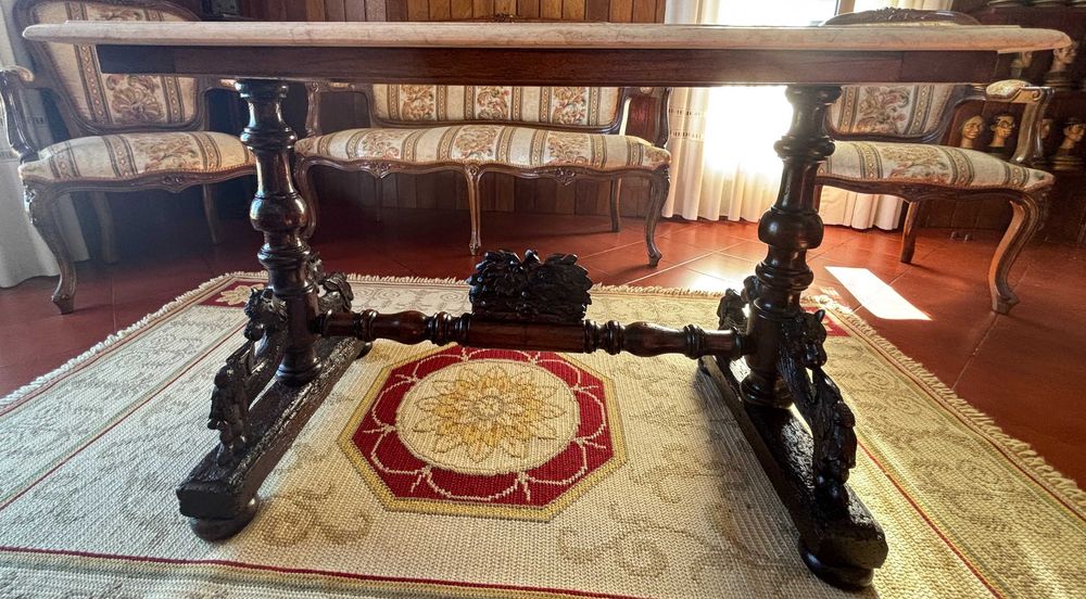 Mesa de centro com tampo mármore
