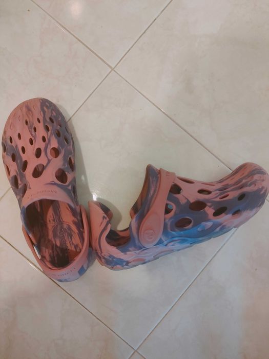 Sapatos de borracha para praia Merrell