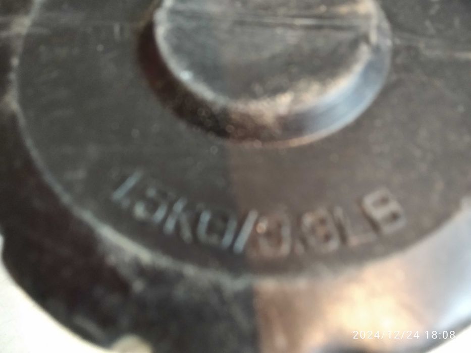 Гантеля 1.5 кг одна.