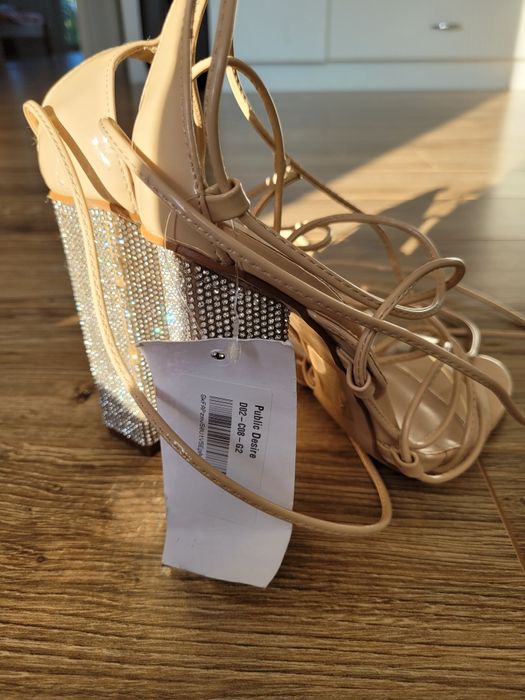 Nowe pantofle na wysokim obcasie r. 38