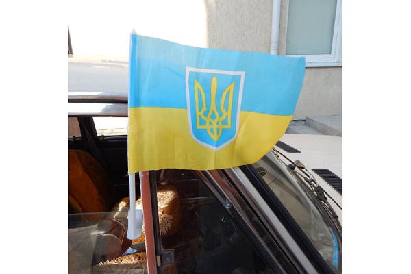 Прапор України з тризубом нафлагштоці для авто на скло