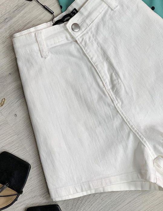 Білі джинсові шорти на високій посадці