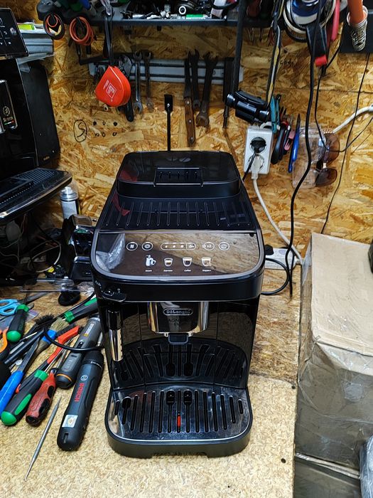 Кавомашина DeLonghi Magnifica Evo ECAM 290.22  Стан нової!