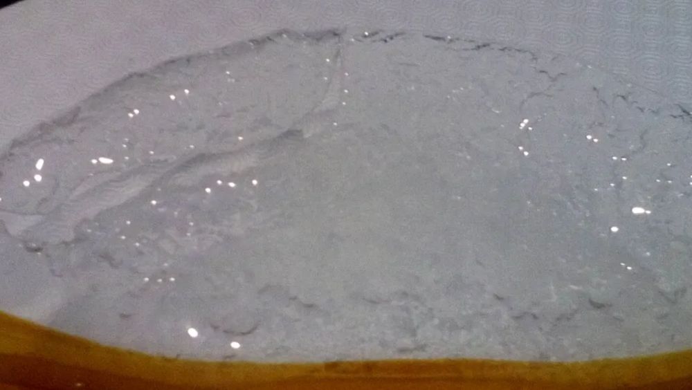 Vidro transparente - prato c/ bolhinhas - numa sala, num escritório...