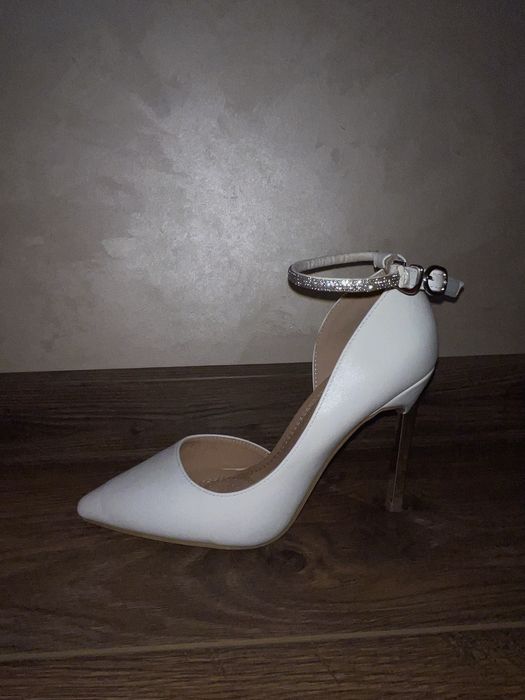 Білі туфлі човники на підборах шпильці