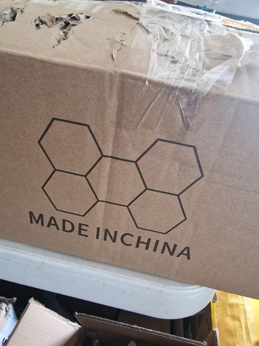 Kit de Iluminação LED Hexagonal, comumente usado em garagens ou oficinas.