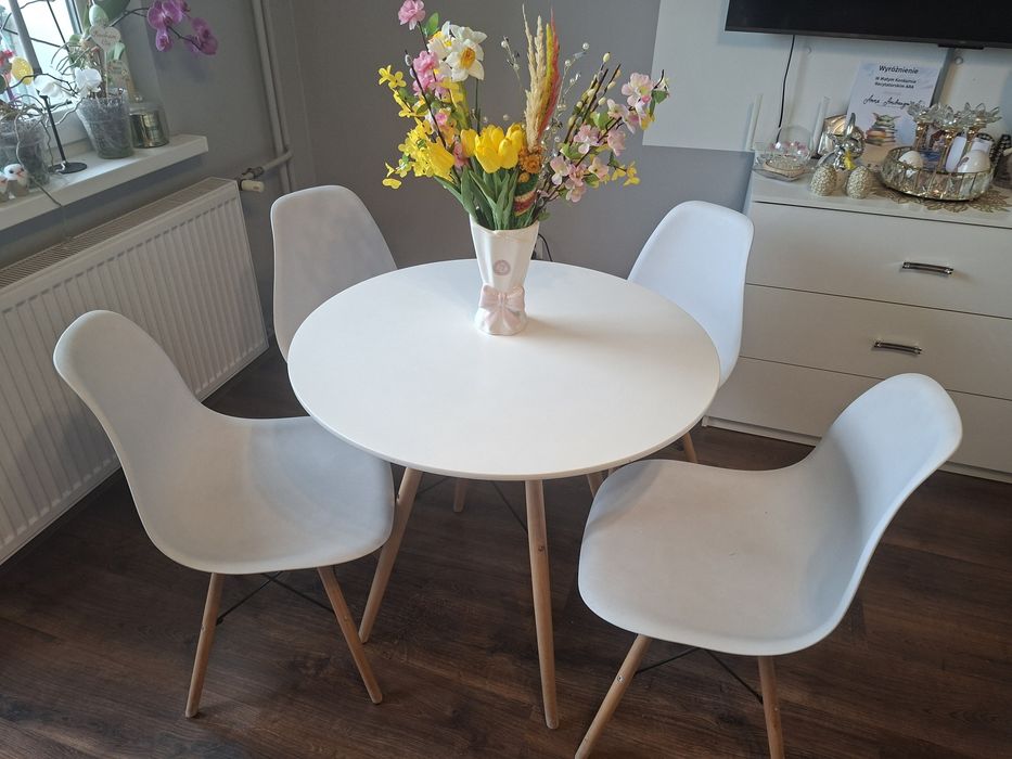 Sprzedam stół z krzesłami