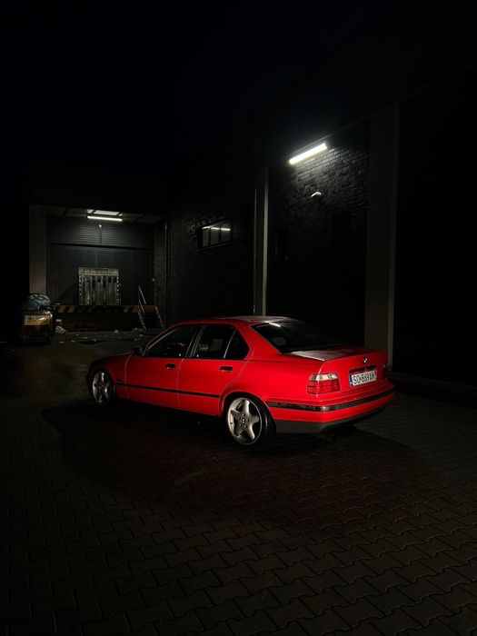 BMW E36 316I Hellrot Sedan 1.6