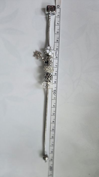 Bransoletka DAMSKA typu charms - kolor srebrny