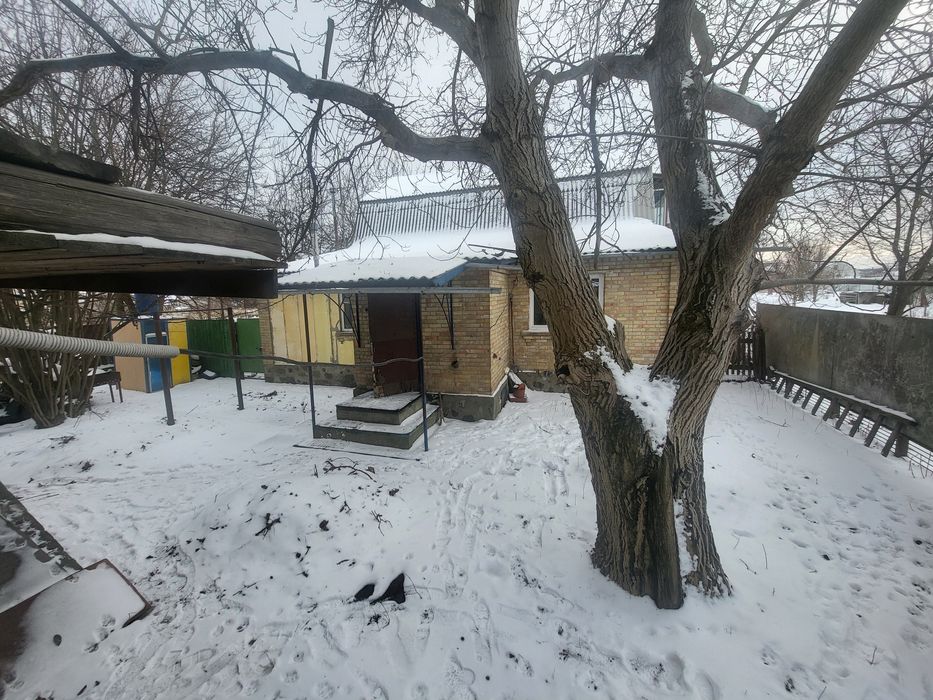 Добротний будинок з ділянкою 10 соток