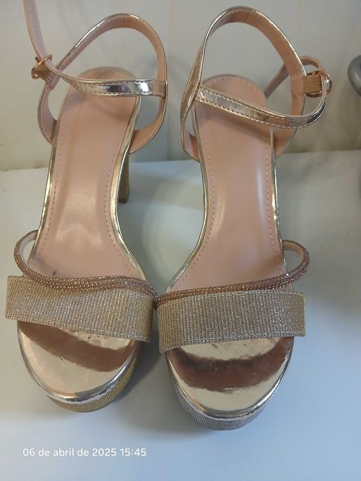 Sandálias lindíssimas em ótimo estado