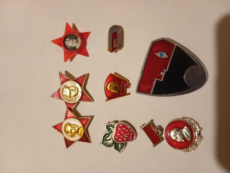 Значки 44 штуки одним лотом есть несколько переливных