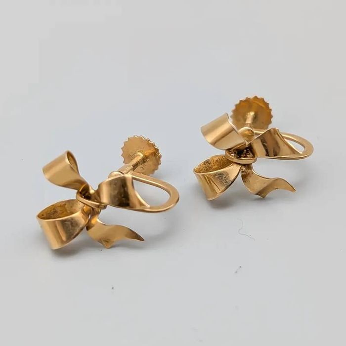 Clip-on em ouro 18 quilates; 2.15 gramas; 14mm