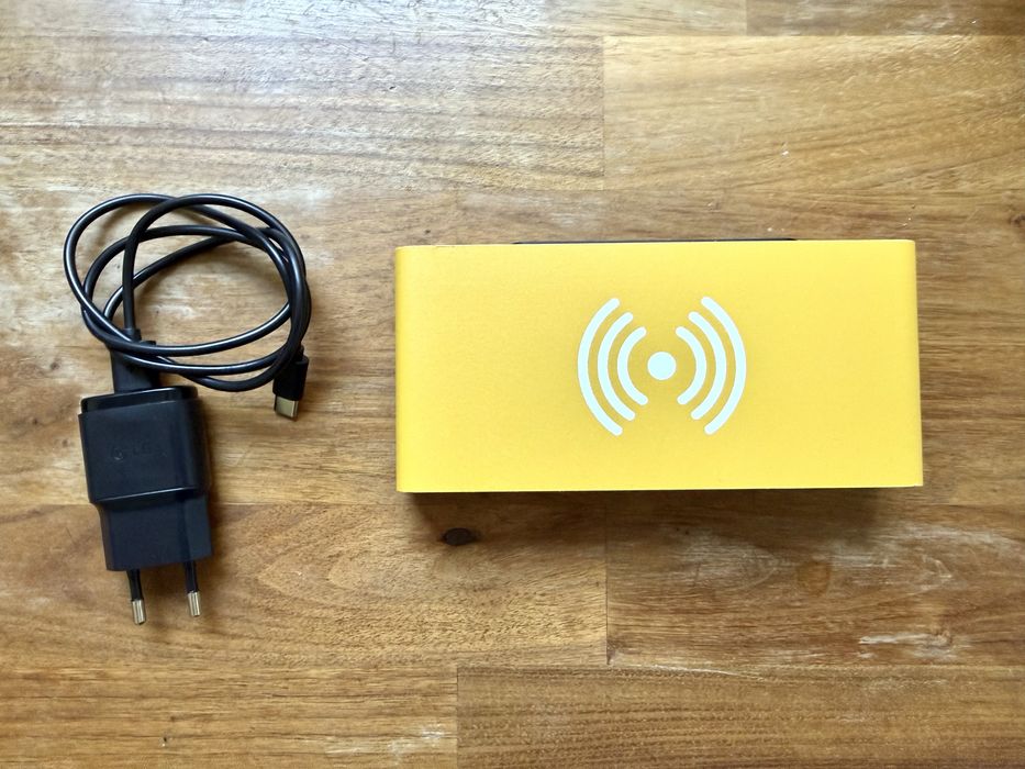 Budzik Retro Flat LED z ładowaniem indukcyjnym firmy Karlsson