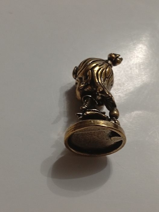 Figurka metalowa mosiądz elf wysokość 4 cm długość 2 cm .