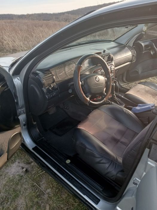 Машина Опель Омега В