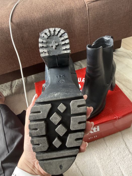 Buty botki na słupku