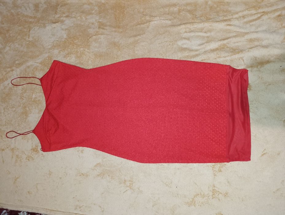 Продам спокусливе червоне плаття для жінок.