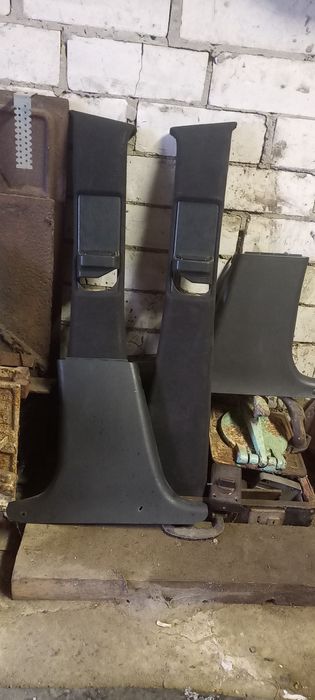 Пластиковіі  стійки авто Мерседес 124