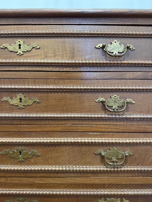 Cómoda Antiga em Madeira Maciça com Ferragens em Latão