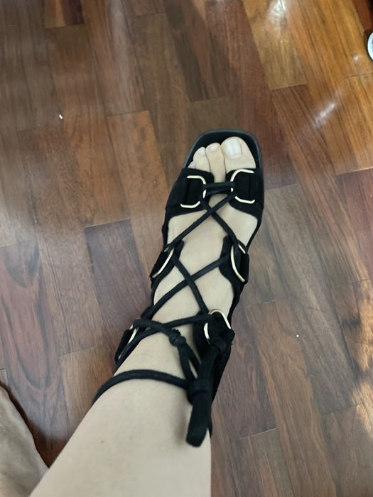 Vendo sandálias Bimba y Lola pretas