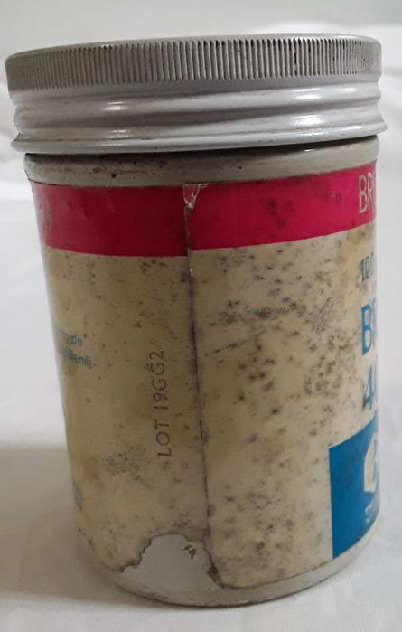 Antiga caixa de medicamento em alumínio