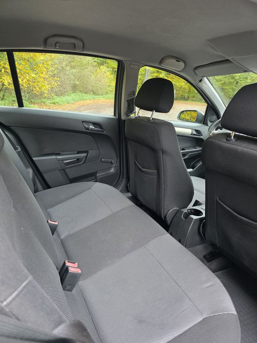 Opel Astra H, hatchback, benzyna.