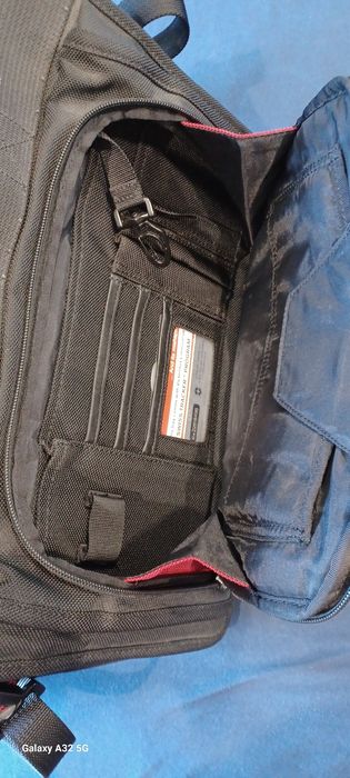 Torba na ramię Victorinox.