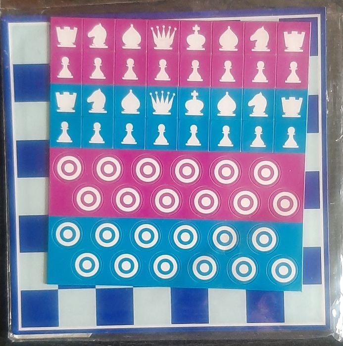 Magnetyczna szachownica np na lodówkę.