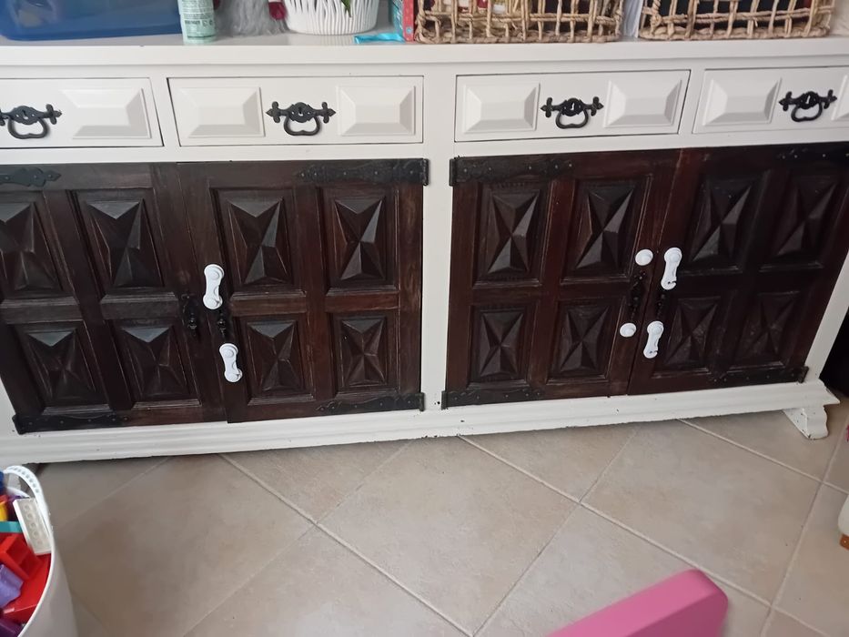 Móvel aparador de madeira