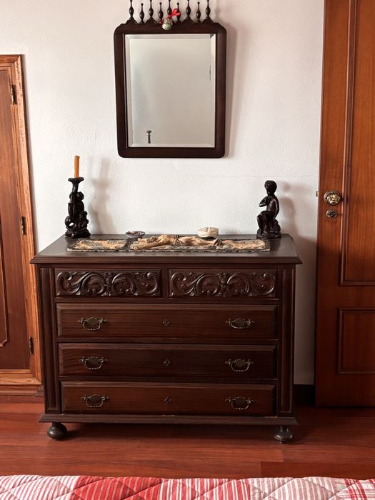 Cama de casal, mesinhas e comoda, em madeira