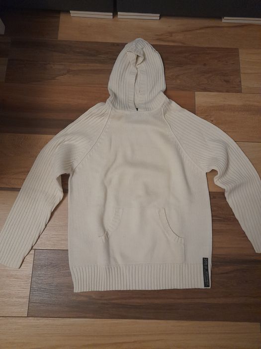 Sweterek z kapturem bardzo ładny