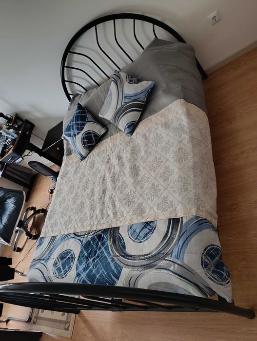 Cama de casal e mesa de cabeceira