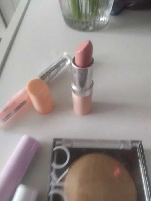 Zestaw nowych kosmetyków mascara paletka cieni błyszczyk i inne